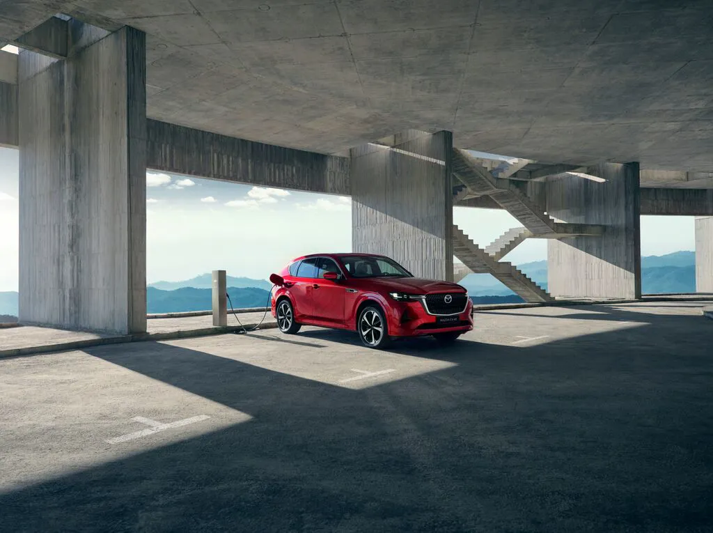 Medium 2025 CX 60 IPM1 Sideshot 04 Including Parking Lines